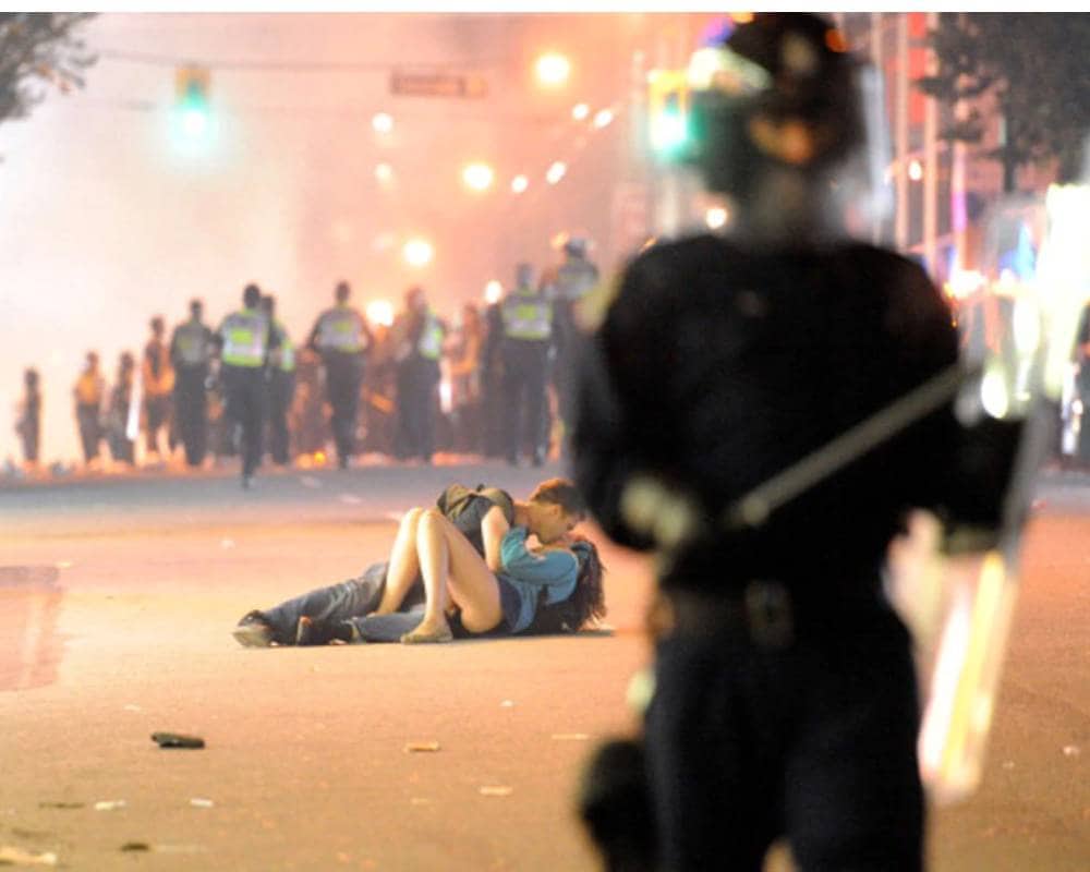 iconic kiss, kissing couple,vancouver riot,Viral picture of Kissing Couple, Scott Jones, Alex Thomas, australia, Canada,Vancouve, 2011 Stanley Cup riot,kissing amid riots, kissing couple on road