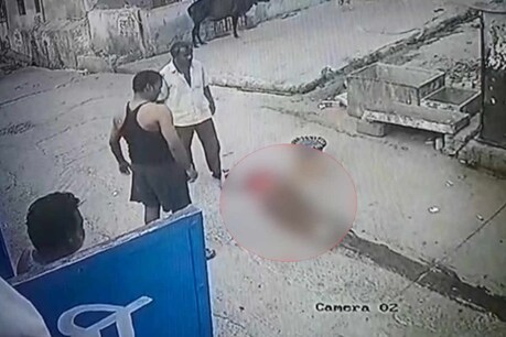शव घसीटने के दौरान खून से बनी लाइन. उसके पास सफेद शर्ट में खड़ा आरोपी पति सुनील. 