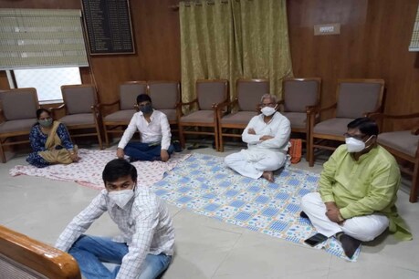 अपने समर्थकों के साथ कलेक्टर चैम्बर में चद्दर बिछाकर बैठे बीजेपी विधायक मदन दिलावर.