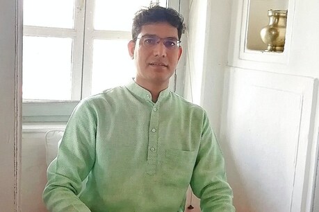 आईएएस अधिकारी लोकेश कुमार जांगिड़ ने बगावत कर दी है, उनके चार साल में आठ ट्रांसफर हो चुके हैं. (Twitter)