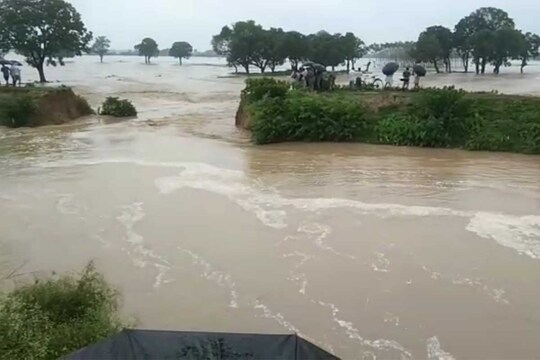 लगातार बारिश से तराई और पूर्वांचल के 16 जिलों में मंडराया बाढ़ का खतरा (File photo)