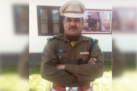 आतंकियों ने सीआरपीएफ के काफिले पर घात लगाकर हमला किया था. सिंह वाहन में आगे की सीट पर बैठे थे.