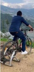  वह खुले आसमान में जिम भी करते हुए नजर आए. साक्षी ने उनके वर्कआउट का वीडियो भी सोशल मीडिया पर शेयर किया.