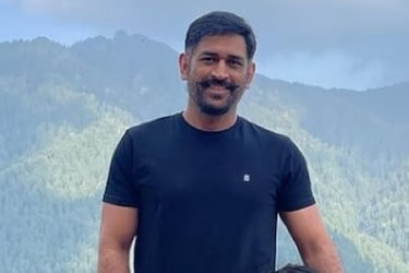  नई दिल्‍ली. पूर्व भारतीय कप्‍तान एमएस धोनी इन दिनों परिवार और दोस्‍तों के साथ शिमला में छुट्टियां मना रहे हैं. शिमला में धोनी बेटी जीवा और पत्‍नी साक्षी के साथ एक खूबसूरत जगह पर ठहरे हैं. (PC: ZIVA SINGH DHONI instagram)