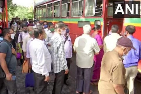 मुंबई में बस का इंतजार करते लोग. (Pic- ANI)