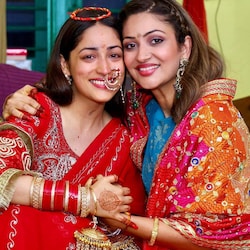  यामी की इस पहाड़ी शादी में परिवार के आशीर्वाद के साथ शादी की सभी रस्मों को पूरी हुई हैं. शादी की कुछ रस्‍मों में यामी लाल साड़ी, पहाड़ी नथ और कलीरों में दिखाई दे रही हैं. (Photo- @@s_u_r_i_l_i_e/Instagram)