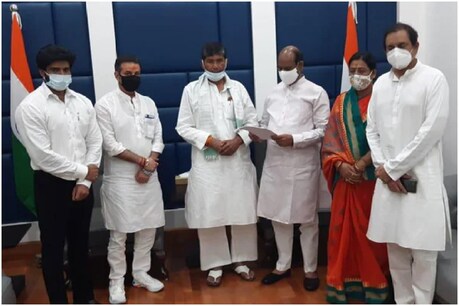 लोकसभा स्‍पीकर ओम बिरला के साथ एलजेपी के बागी सांसद. 