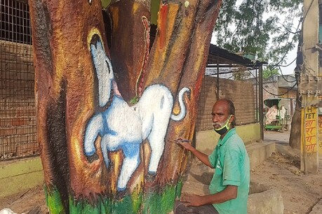 पेड़ों पर बनाई पेंटिंग का हर कोई मुरीद