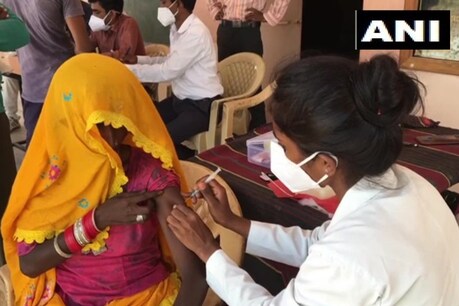 पाकिस्तान से विस्थापित हुई एक महिला को दी गई कोरोनारोधी वैक्सीन की डोज.