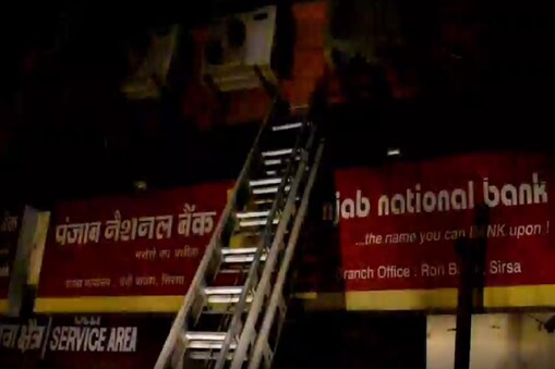 पौने घंटे मेंं आग पर काबू पा लिया गया पौने घंटे मेंं आग पर काबू पा लिया गया