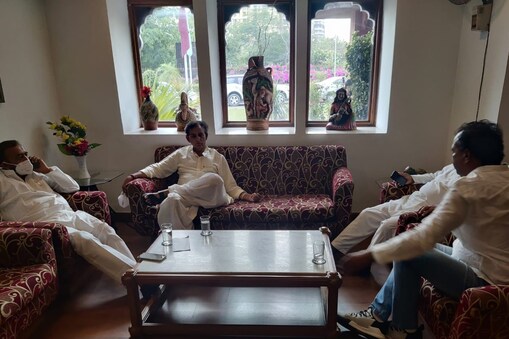 जयपुर में ऐन मौके पर निर्दलीय विधायकों की बैठक स्थल को बदल दिया गया, इनके बीच फूट की भी चर्चा. जयपुर में ऐन मौके पर निर्दलीय विधायकों की बैठक स्थल को बदल दिया गया, इनके बीच फूट की भी चर्चा.