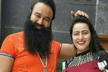राम रहीम से नहीं मिल सकेगी हनीप्रीत (मुंहबोली बेटी हनीप्रीत के साथ राम रहीम)