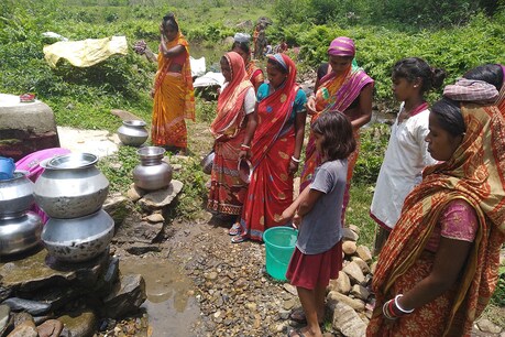 रांची के अनगढ़ा प्रखंड की ये तस्वीर हैरान करने वाली है.