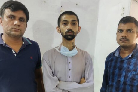 रैपर आदित्य तिवारी (बीच में) को दिल्ली पुलिस ने जबलपुर से खोज निकाला है.