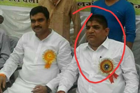 अलीगढ़ जहरीली शराब कांड का मुख्य आरोपी ऋषि शर्मा के बीजेपी ने निष्कासित कर दिया है.