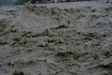 वहीं, भागीरथी नदी देवप्रयाग में खतरे के निशान से ऊपर चल रही है.  (सांकेतिक फोटो)