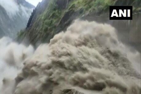 ऋषिकेश और पिथौरागढ़ में नदियां उफान पर हैं.