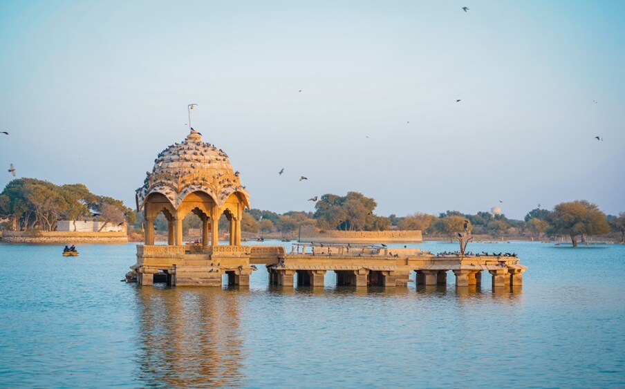   राजस्थान का उदयपुर उत्तरी भारत का बहुत आकर्षक पर्यटन स्थल माना जाता है. यही वजह है कि झीलों के इस शहर को सैलानी बहुत पसंद करते हैं. उदयपुर में घूमने के लिए बारिश का मौसम सबसे शानदार समय है. यहां आप राज महल सिटी पैलेस, लेक पैलेस, गुलाब बाग, फतेह सागर झील देख सकते हैं. किसी अपने के साथ यहां झीलों के किनारे शाम बिताना आपके लिए यादगार अनुभव हो सकता है.