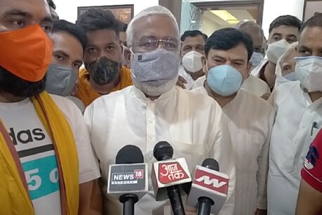 बागपत: यूपी बीजेपी अध्यक्ष स्वतंत्रदेव सिंह ने आरोप लगाया है कि वैक्सीन को लेकर विपक्ष अफवाह फैला रहा है.