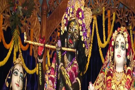बांके बिहारी मंदिर में लॉकडाउन से पूर्व जारी ऑनलाइन पंजीयन के नियम का भी पालन हो रहा है.