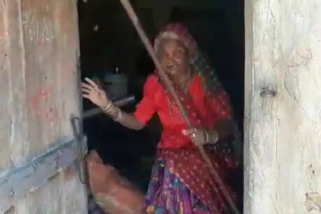 उदयपुर में कोरोना का टीका लगाने गई टीम को महिला ने लट्ठ दिखाकर भगा दिया.