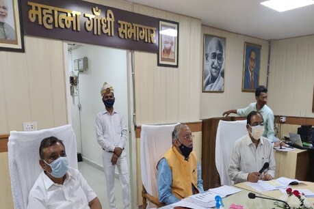 प्रदेश के मंत्री सुरेश कुमार खन्ना ने समीक्षा की.