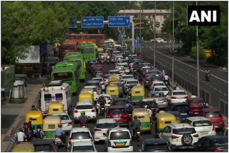 अनलॉक 2 के दौरान राजधानी दिल्ली के आईटीओ (ITO) में जबरदस्त ट्रैफिक जाम लगने की तस्वीरें सामने आई हैं. जबकि ऐसा ही नजारा दिल्ली के अन्य इलाकों में देखने को मिला है.