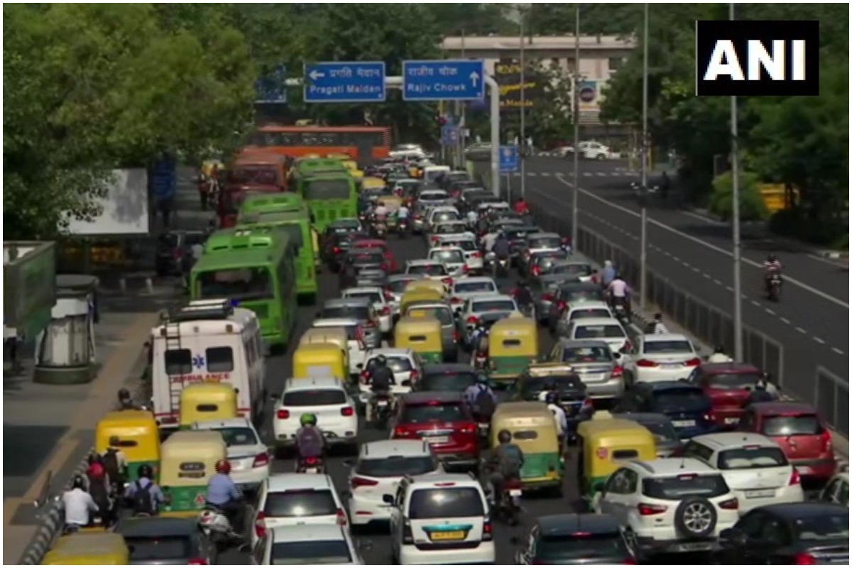  अनलॉक 2 के दौरान राजधानी दिल्ली के आईटीओ (ITO) में जबरदस्‍त ट्रैफिक जाम लगने की तस्‍वीरें सामने आई हैं. जबकि ऐसा ही नजारा दिल्‍ली के अन्‍य इलाकों में देखने को मिला है.