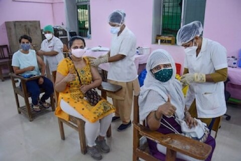 वीके पॉल ने एक स्टडी का हवाला देते हुए कहा कि भारत में कोरोना के टीके ने हजारों की जान बचाई है.  (File pic)  