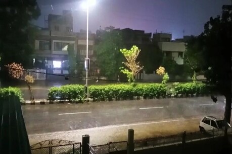 गुजरात के 21 जिलों में शुक्रवार रात आंधी से साथ हुई तेज बारिश.