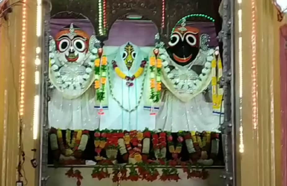  ओडिशा के जगन्नाथ पुरी मंदिर की तर्ज पर पन्ना में भी हर साल भगवान जगन्नाथ की रथयात्रा निकाली जाती है. भगवान जगन्नाथ स्वामी को लू लग गयी है. अब वो आराम करेंगे. इसलिए 15 दिन के लिए जगन्नाथ स्वामी मंदिर के पट बंद कर दिए गए हैं. पुरी की तर्ज पर मंदिरों की नगरी पन्ना में भगवान जगन्नाथ स्वामी की रथयात्रा का कार्यक्रम 168 वर्षों से ज्यादा समय से होता आ रहा है.