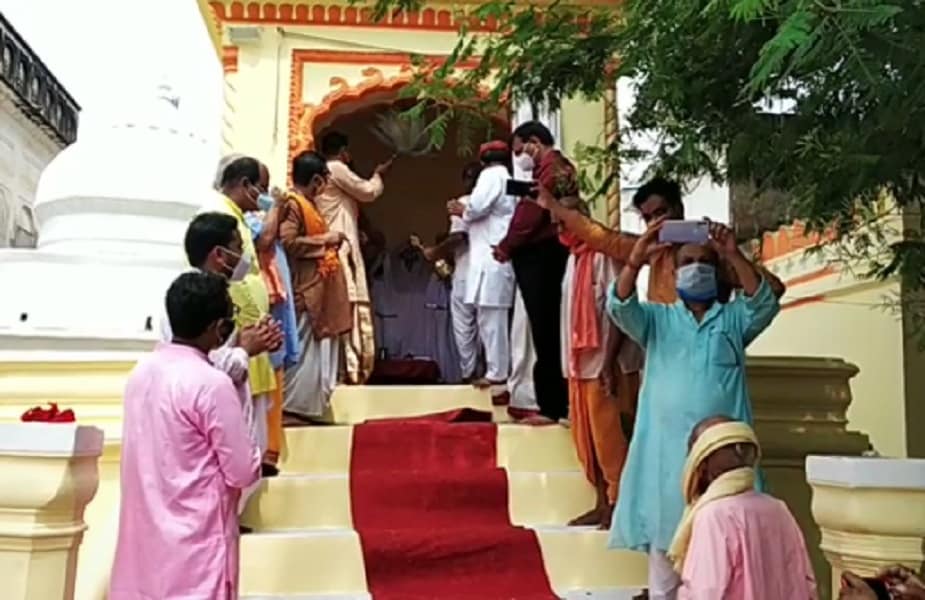  पन्ना जिले में भगवान जगन्नाथ स्वामी का प्राचीन मंदिर है. यहां भगवान जगन्नाथ स्वामी अपनी बहन सुभद्रा और भाई बलभद्र के साथ विराजमान हैं. मंदिरों की नगरी पन्ना में भगवान जगन्नाथ स्वामी मंदिर में रथयात्रा का कार्यक्रम बड़े धूमधाम के साथ मनाने की परंपरा 168 साल पहले शुरू हुई थी. लेकिन रथयात्रा के पहले भगवान लू लगने से बीमार पड़ जाते हैं. जगन्नाथ स्वामी को धूप में स्नान कराने से लू लग जाती है.