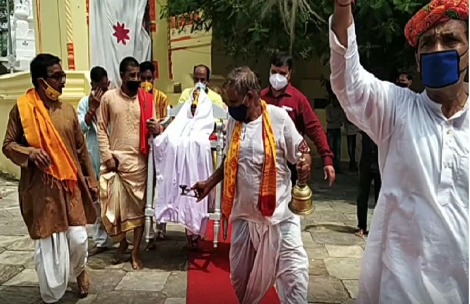  मंदिर में राज परिवार की उपस्थिति में भगवान के स्नान यात्रा की रस्म अदायगी की जाती है. इसी के साथ ऐतिहासिक रथ यात्रा महोत्सव का आगाज भी हो जाता है. लेकिन इस वर्ष राज परिवार के सदस्य किसी कारणवश नहीं शामिल हो पाए. भगवान के जल्द अच्छे होने के लिए भक्त प्रार्थना करते हैं. सबसे पहले मंदिर के गर्भगृह से भगवान को बाहर लाया जाता है. यहां वैदिक मंत्रोच्चार के साथ औषधीय जल से भगवान को स्नान कराया जाता है. इसी दौरान लू लगने से भगवान बीमार पड़ जाते हैं.