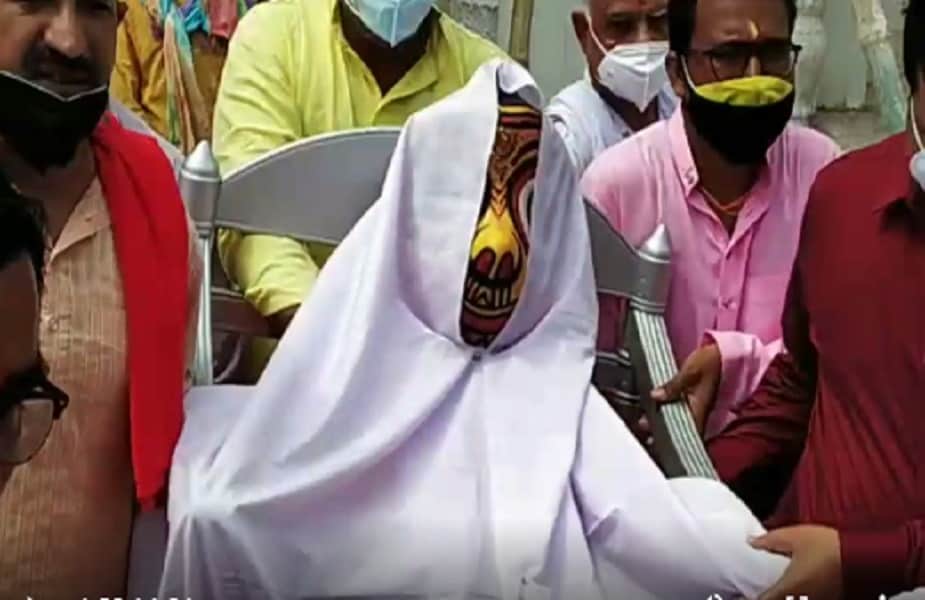  जगन्नाथ स्वामी मंदिर के पुजारी राकेश गोस्वामी बताते हैं मंदिर में प्राण प्रतिष्ठा के 36 वर्ष बाद पन्ना में भी आषाढ़ शुक्ल की द्वितीया को जगन्नाथ जी की रथयात्रा निकालने की शुरुआत हुई. बीते 168 वर्षो से रथयात्रा निकालने का सिलसिला यहां अनवरत चला आ रहा है. इस रथ यात्रा में हजारों की भीड़ के साथ घोड़े-हाथी, ऊंट की सवारी निकलती है. लेकिन कोरोना काल में गाइडलाइंस के अनुसार रथयात्रा निकाली जाएगी.