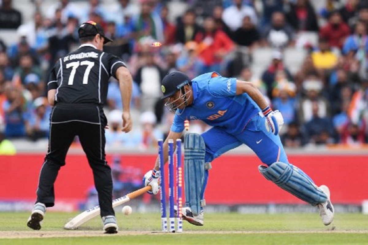 ICC World Cup 2019 MS Dhoni के run out होने के बाद सेमीफाइनल से बाहर हो गई  थी टीम इंडियाy He Does not Dive While Taking second run against New Zealand  in