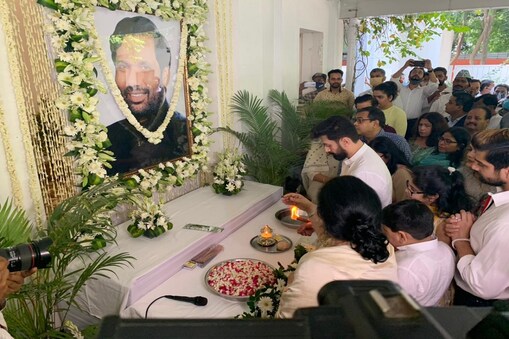 दिल्ली स्थित आवास पर पिता रामविलास पासवान को श्रद्धांजलि देते चिराग पासवान दिल्ली स्थित आवास पर पिता रामविलास पासवान को श्रद्धांजलि देते चिराग पासवान