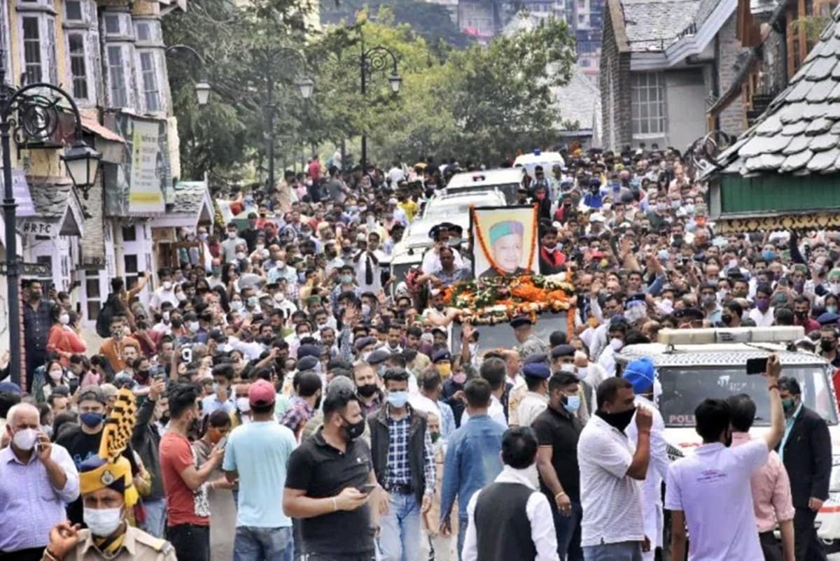  इससे पहले, शिमला में पार्थिव शरीर सुबह नौ बजे अंतिम दर्शन के लिए ऐतिहासिक रिज मैदान में रखा गया. अंतिम दर्शन करने के लिए भारी संख्या में जनसैलाब उमड़ा.