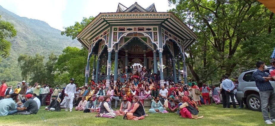  करीब 10.55 मिनट पर भाजपा के राष्ट्रीय अध्यक्ष जेपी नड्डा मुख्यमंत्री जयराम ठाकुर के साथ रिज मैदान पहुंचे और पुष्पमाला चढ़ाकर श्रदांजलि दी. नड्डा करीब पांच मिनट तक संवेदनाएं प्रकट की.