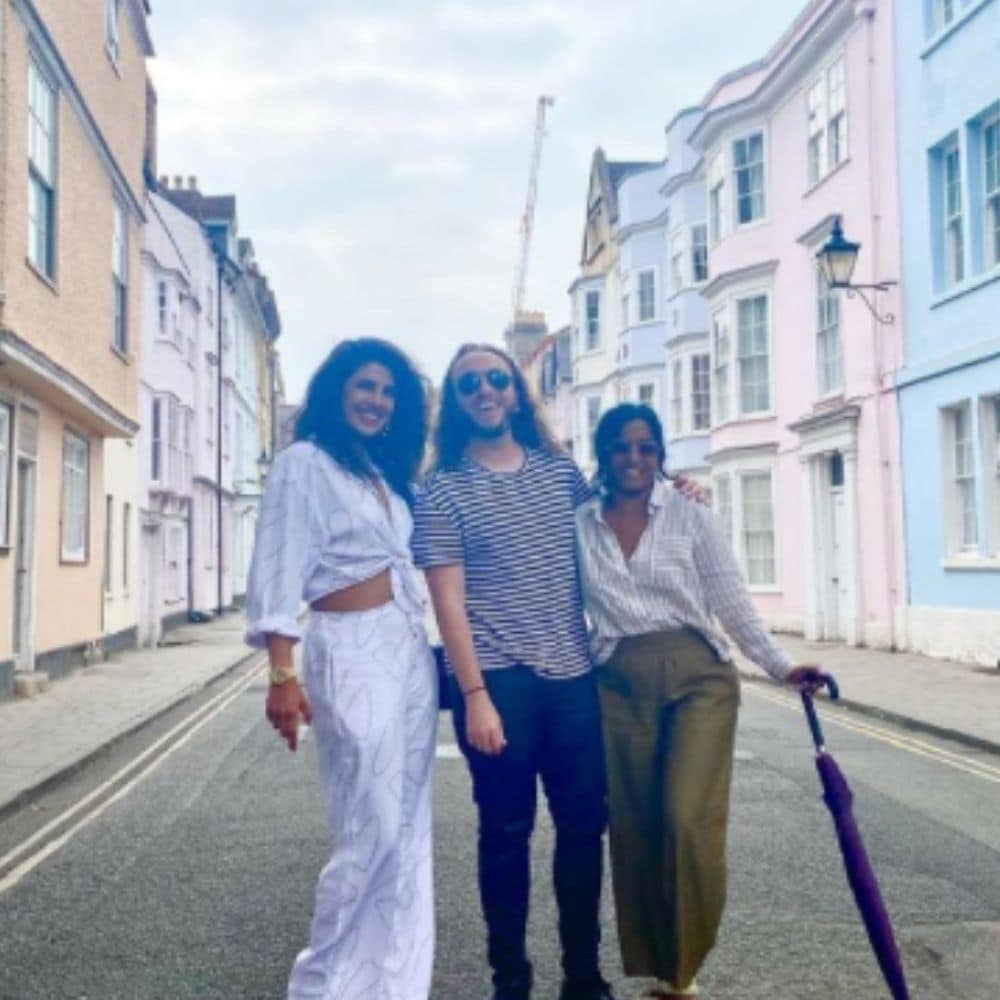  पीसी अपने दोस्तों के साथ लंदन की सड़कों में खूब मस्ती करती नजर आ रही हैं. फोटो साभार-@priyankachopra/Instagram