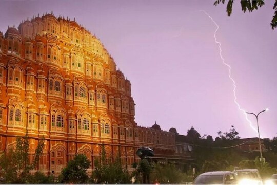 राजस्थान स्थित आमेर के किले के पास सेल्फी लेते लोगों पर बिजली गिरने से 11 लोगों की मौत हो गई. (प्रतीकात्मक)