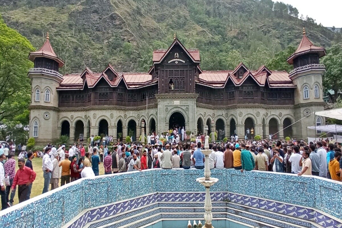  इससे पहले, शुक्रवार को शिमला से रामपुर वीरभद्र सिंह का शव लाया गया तो उनके दर्शनों के लिए जनसैलाब उमड़ पड़ा. शिमला से रामपुर तक लोगों ने अपने लोकप्रिय नेता को अंतिम विदाई दी. लोगों ने वीरभद्र सिंह के पार्थिव शरीर पर फूल बरसाए.