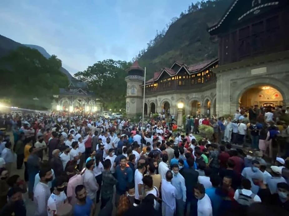  शनिवार सुबह से ही पार्थिव देह को रामपुर के पदम पैलेस में रखा गया है. यहां बड़ी संख्या में लोग उनके अंतिम दर्शन पहुंच रहे हैं. महिलाएं भी बड़ी संख्या में पहुंची हैं. आंसूं बहाते हुए लोग और चारों और भीड़ ही भीड़ नजर आती है.