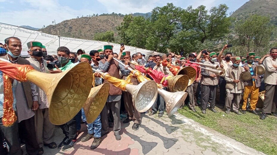  शनिवार सुबह सांकेतिक तौर पर विक्रमादित्य सिंह का राजतिलक किया गया. इसके बाद विक्रमादित्य सिंह अपने पिता के पार्थिव शरीर के पास बैठे दिखे.यहां पर लोग वीरभद्र सिंह को श्रद्धांजलि देते रहे. यह मंजर देख कर विक्रमादित्य सिंह के आंखों से आंसू बहते रहे.
