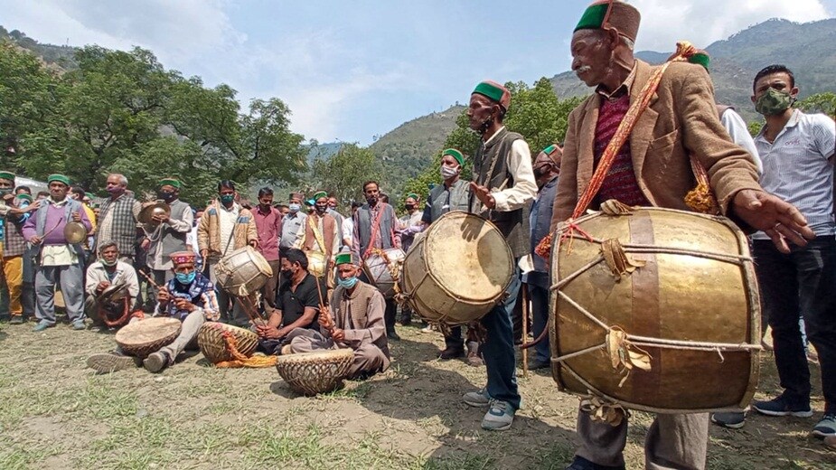  ढोल नगाढ़ों के साथ विक्रमादित्य सिंह के राजतिलक की पारंपरिक रस्में अदा की गई. हालांकि, मीडिया को इस दौरान दूर रखा गया. वीरभद्र सिंह को विदाई देने के लिए बड़ी संख्या में लोगों का आना जारी है.