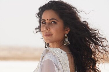  कैटरीना को काम के दौरान भले ही हेवी मेकअप करना पड़ता है लेकिन इसके बाद वो त्वचा को साफ करने, टोनिंग और मॉइश्‍चराइज करने का पूरा ख्याल रखती हैं. कैटरीना रात में ब्यूटी आयल से मेकअप रिमूव करके ही सोती हैं.