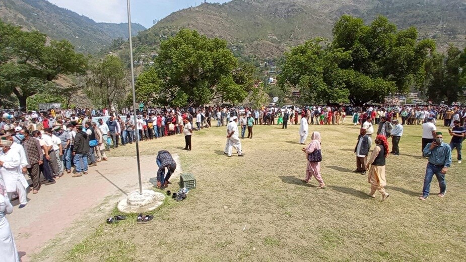  कांग्रेस मुख्यालय में राहुल गांधी ने भी वीरभद्र सिंह के अंतिम दर्शन किए और उनके विदाई दी. वहीं, छत्तीसगढ़ के सीएम सहित कई नेता और सांसद शिमला पहुंचे और वीरभद्र सिंह को श्रद्धांजलि अर्पित की.