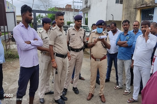 पटना में हुई फायरिंग की घटना के बाद मामले की पड़ताल के लिए पहुंची पुलिस पटना में हुई फायरिंग की घटना के बाद मामले की पड़ताल के लिए पहुंची पुलिस