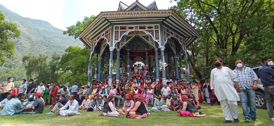  रामपुर में भीड़ को देखते हुए शनिवार के लिए बड़े वाहनों की आवाजाही बंद की गई है.