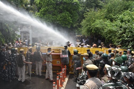 सत्येंद्र जैन के घर से बीजेपी कार्यकर्ताओं को दूर रखने के लिए पुलिस ने किया वाटर कैनन का इस्तेमाल. सत्येंद्र जैन के घर से बीजेपी कार्यकर्ताओं को दूर रखने के लिए पुलिस ने किया वाटर कैनन का इस्तेमाल.