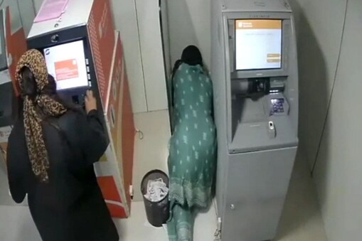 कोटा में एटीएम से रुपए निकालने की कोशिश करती महिलाएं कोटा में एटीएम से रुपए निकालने की कोशिश करती महिलाएं